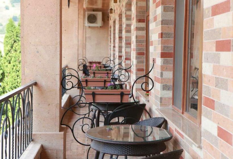 اتاق استاندارد, Grace Kecharis