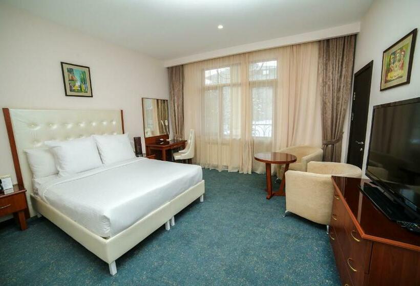 اتاق راحتی, Grace Kecharis