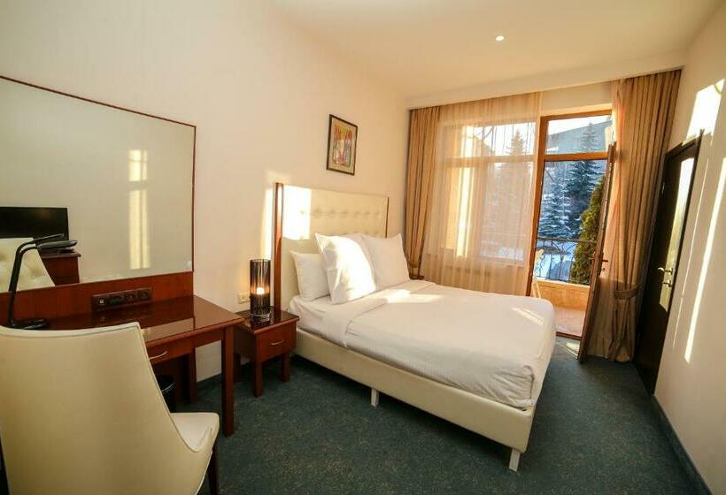 اتاق استاندارد, Grace Kecharis