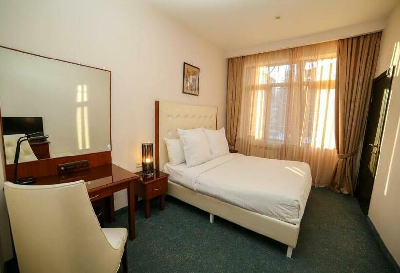 اتاق استاندارد, Grace Kecharis