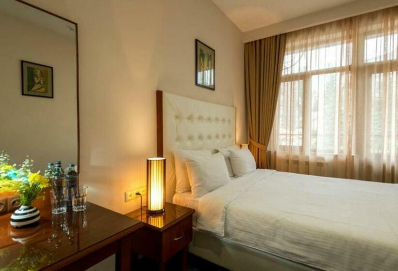 اتاق استاندارد, Grace Kecharis