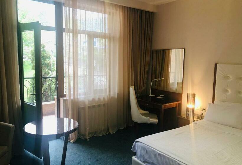 اتاق راحتی, Grace Kecharis