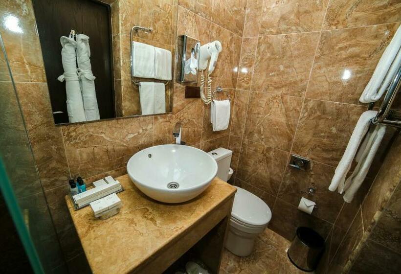 اتاق استاندارد, Grace Kecharis