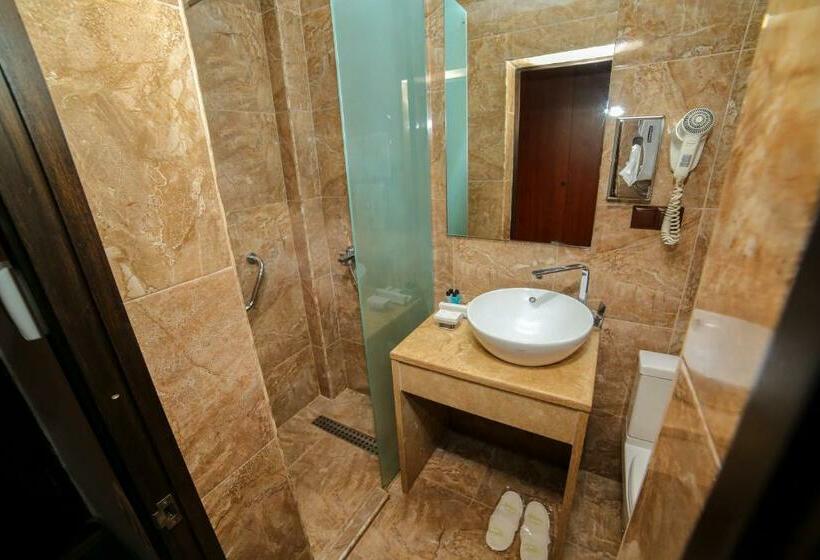 اتاق استاندارد, Grace Kecharis