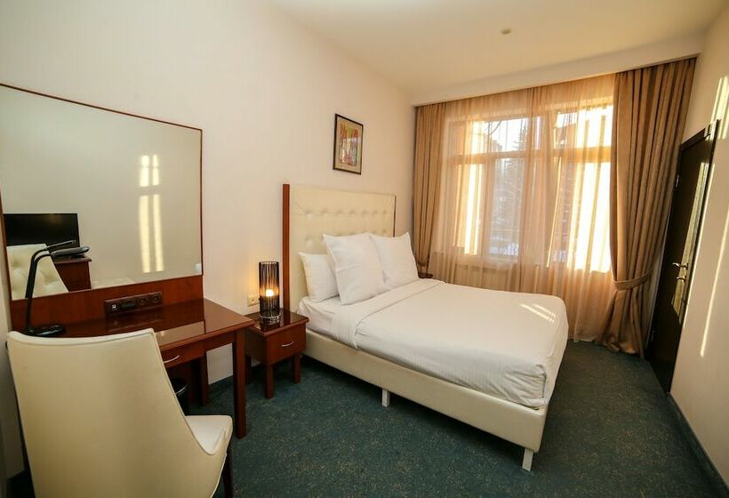 اتاق استاندارد, Grace Kecharis