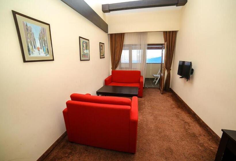 سوییت دوبلکس, Grace Kecharis