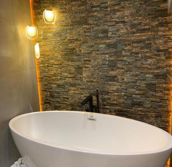 خانه 2 خوابه, Grace Kecharis