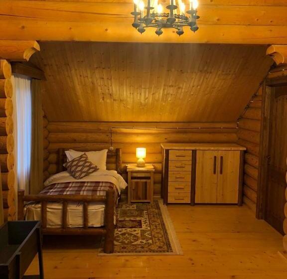 خانه 2 خوابه, Grace Kecharis