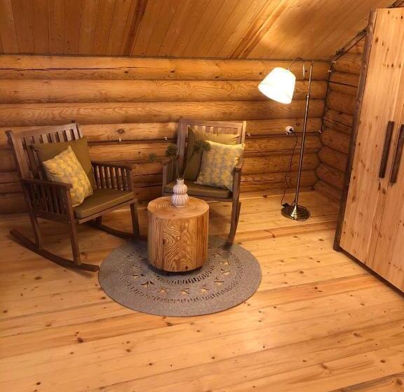 خانه 2 خوابه, Grace Kecharis