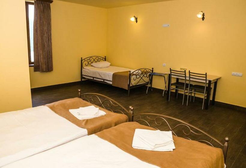 اتاق استاندارد سه نفره, Yeghevnut