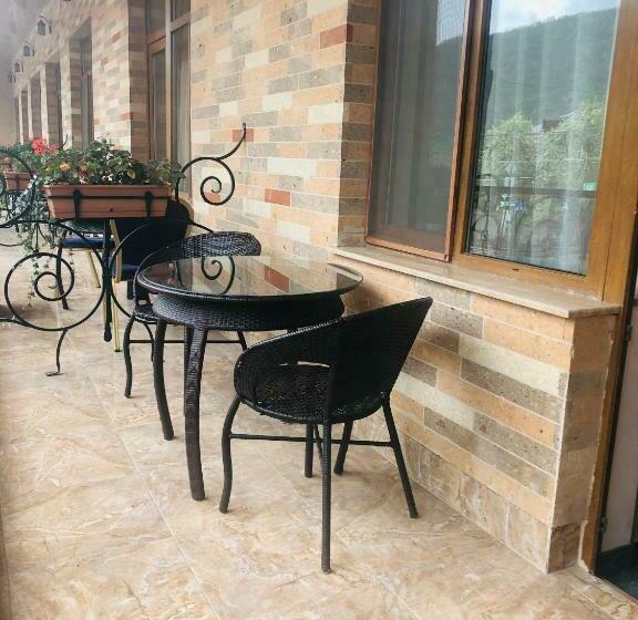 اتاق راحتی, Grace Kecharis