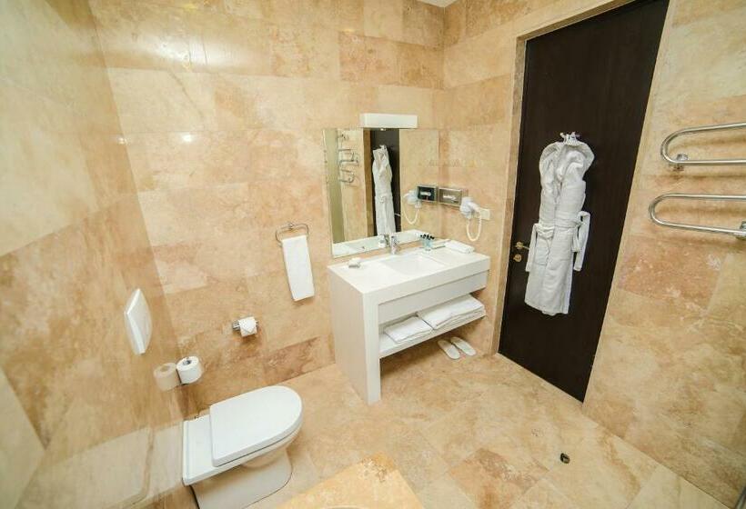 اتاق لوکس, Grace Kecharis