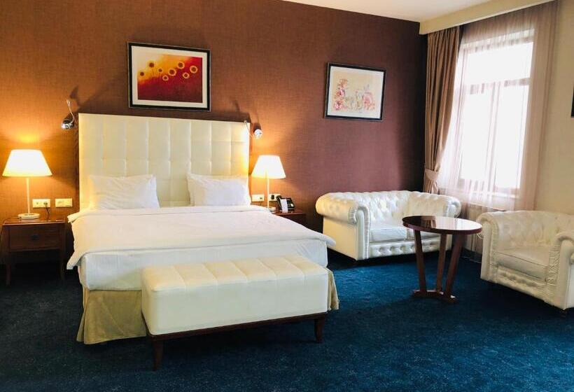 اتاق لوکس, Grace Kecharis