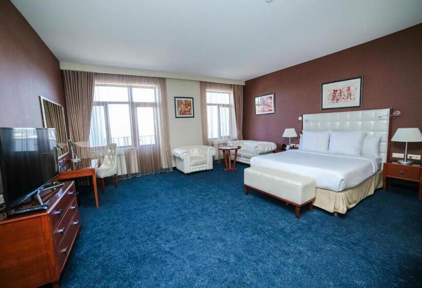 اتاق لوکس, Grace Kecharis