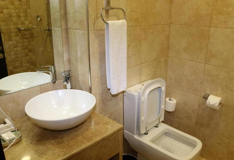 سوییت دوبلکس, Grace Kecharis