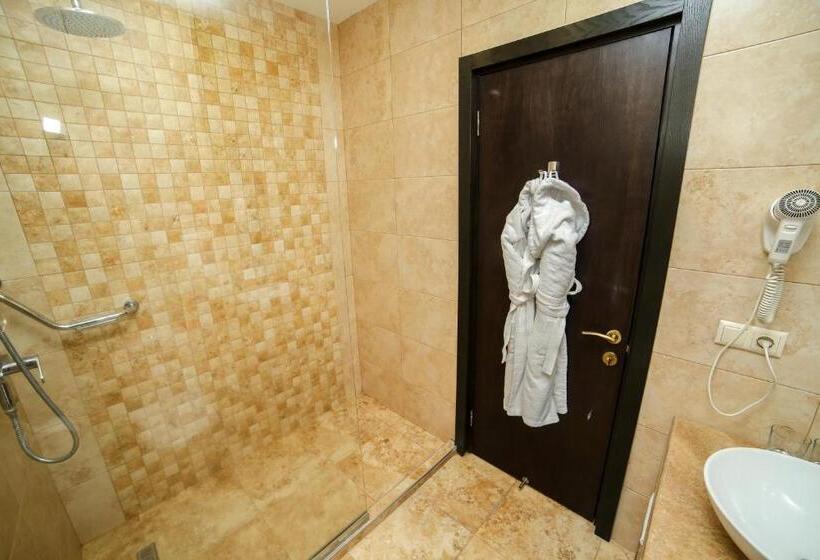 سوییت دوبلکس, Grace Kecharis