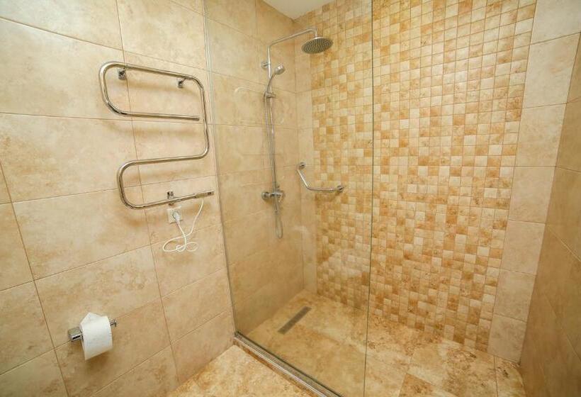 سوییت دوبلکس, Grace Kecharis