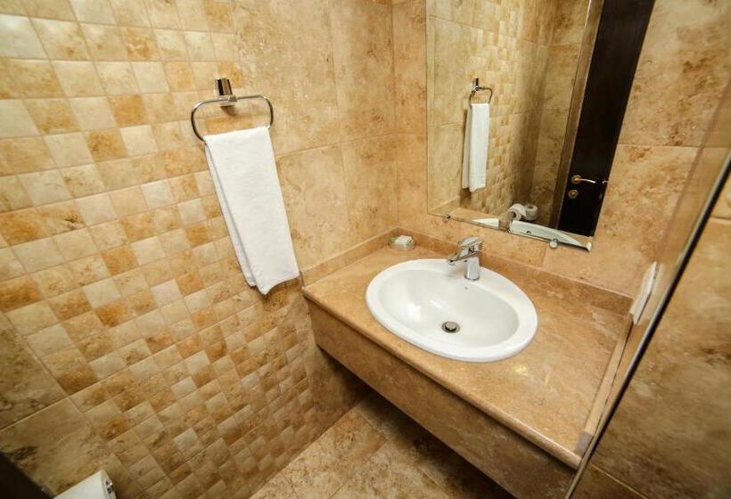 سوییت دوبلکس, Grace Kecharis