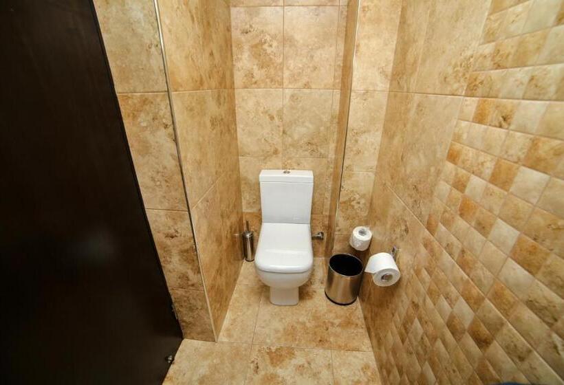 سوییت دوبلکس, Grace Kecharis