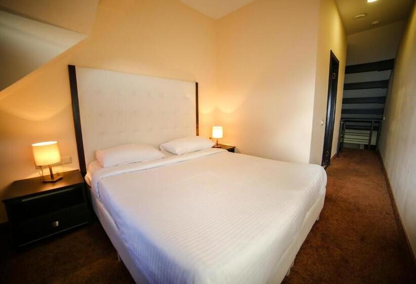 سوییت دوبلکس, Grace Kecharis