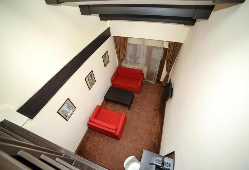 سوییت دوبلکس, Grace Kecharis