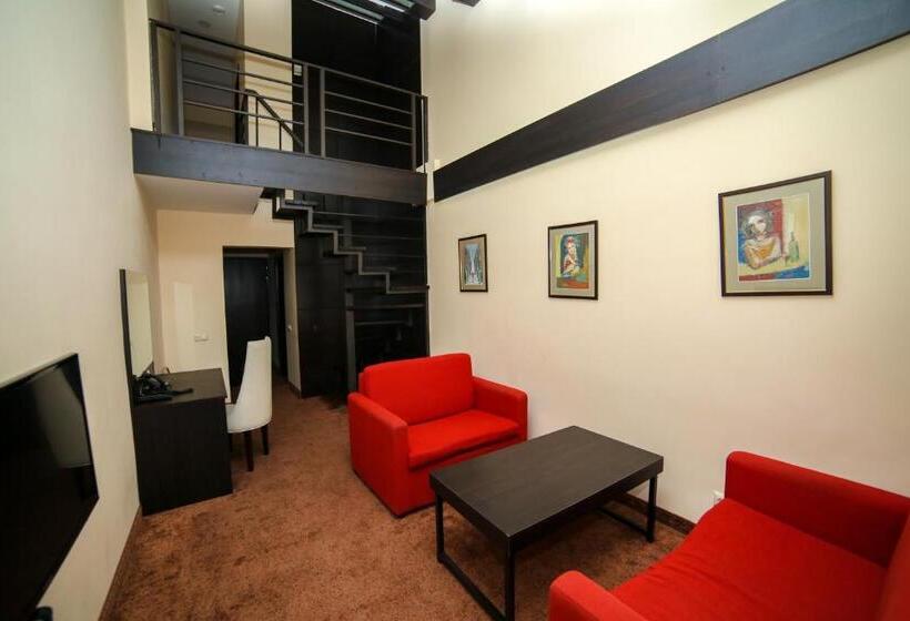 سوییت دوبلکس, Grace Kecharis