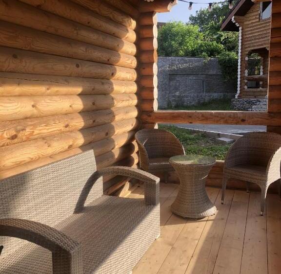 خانه 2 خوابه, Grace Kecharis