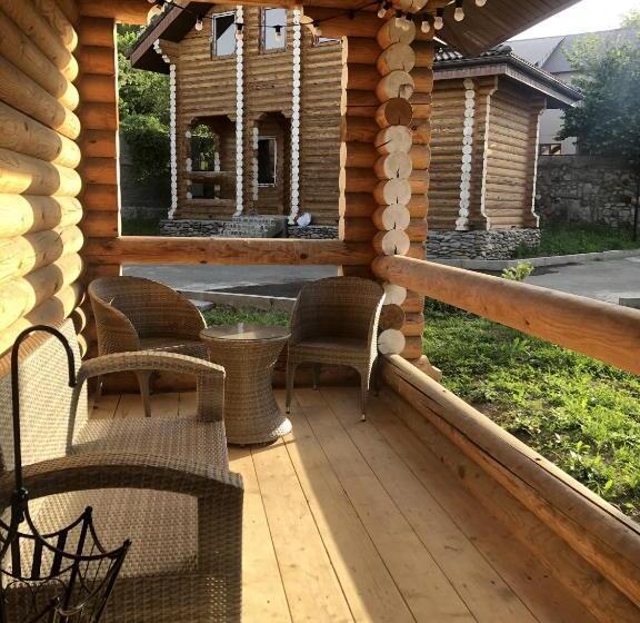 خانه 2 خوابه, Grace Kecharis