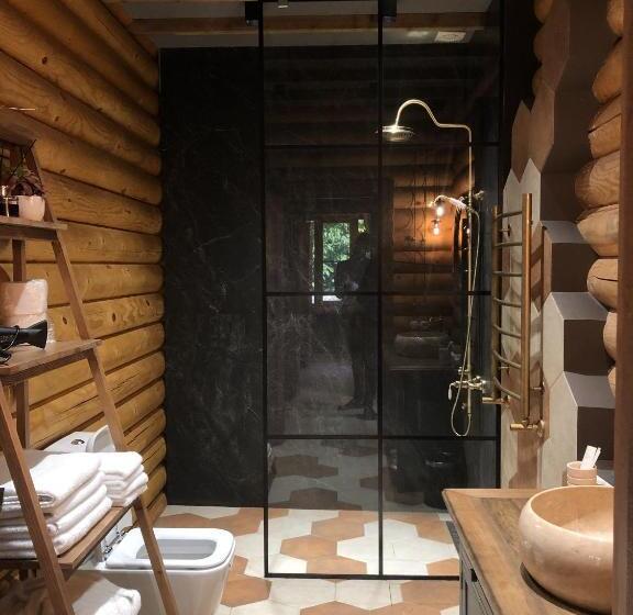 خانه 2 خوابه, Grace Kecharis