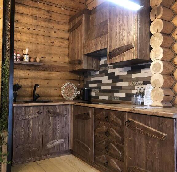 خانه 2 خوابه, Grace Kecharis