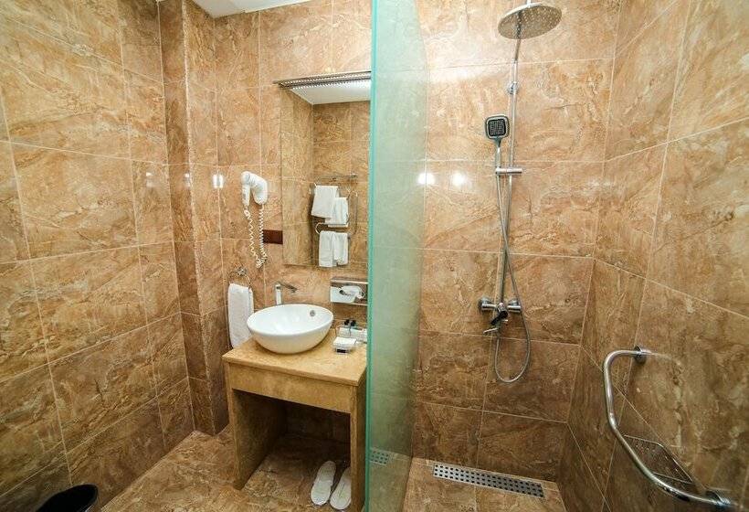 اتاق راحتی, Grace Kecharis