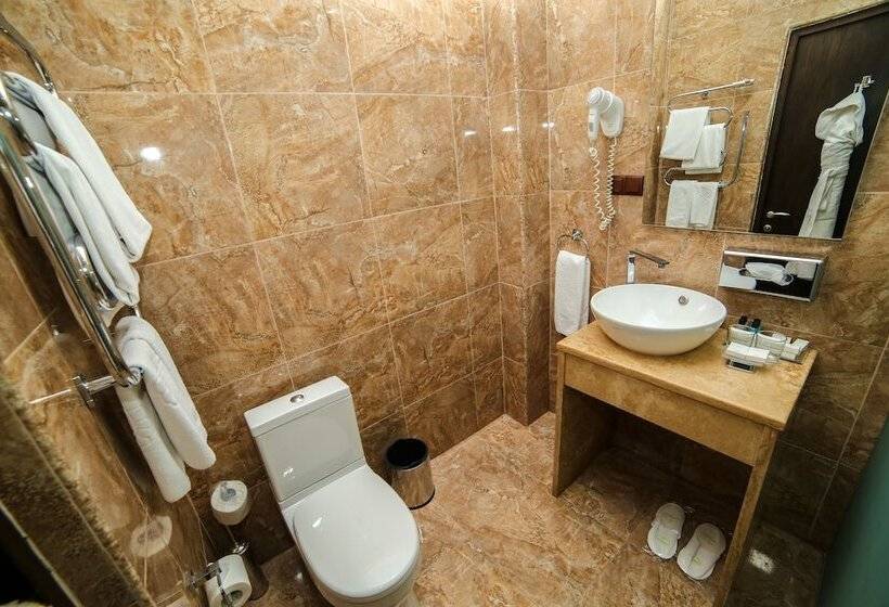 اتاق راحتی, Grace Kecharis