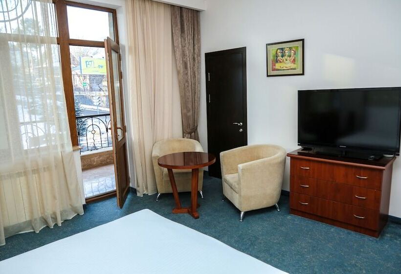 اتاق راحتی, Grace Kecharis