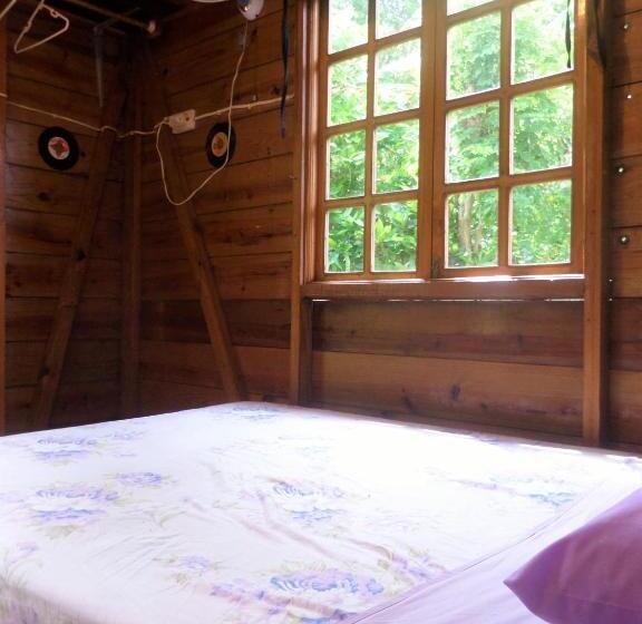 اتاق یک نفره پایه با سرویس بهداشتی مشترک, La Familia Guest House And Natural Farm
