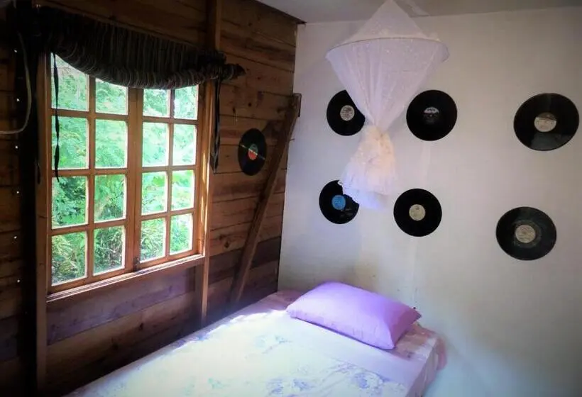 اتاق یک نفره پایه با سرویس بهداشتی مشترک, La Familia Guest House And Natural Farm