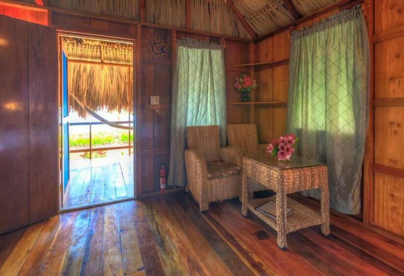 بنجلو قياسى مطل على البحر, St. George's Caye Resort