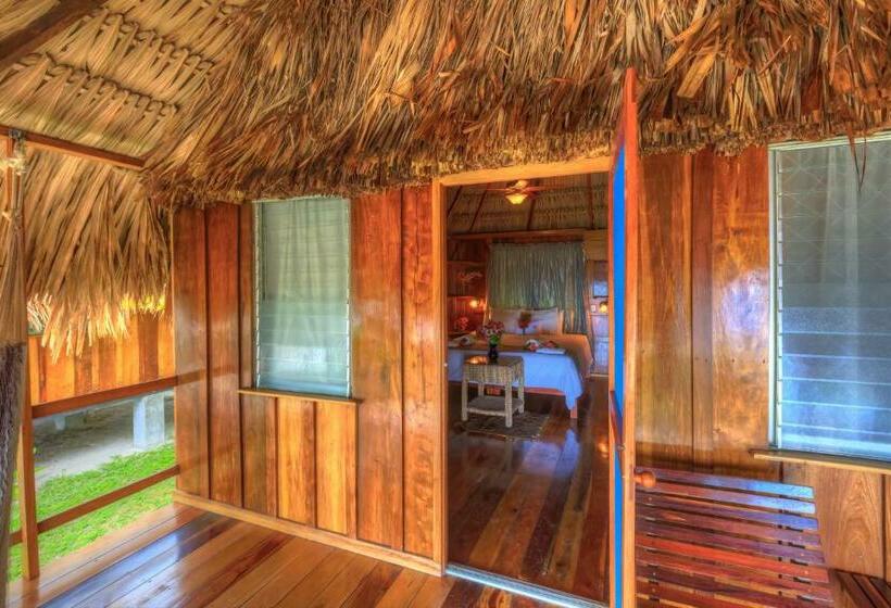 بنجلو قياسى مطل على البحر, St. George's Caye Resort