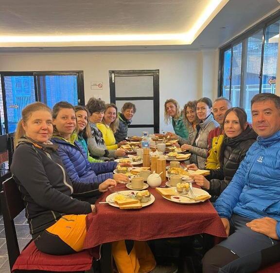 اتاق خانوادگی با چشم‌انداز کوه, Bandipur Samira Homestay   Experience The Best For Less