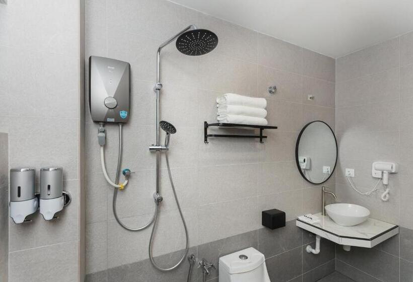 标准三人间, Luma Senawang