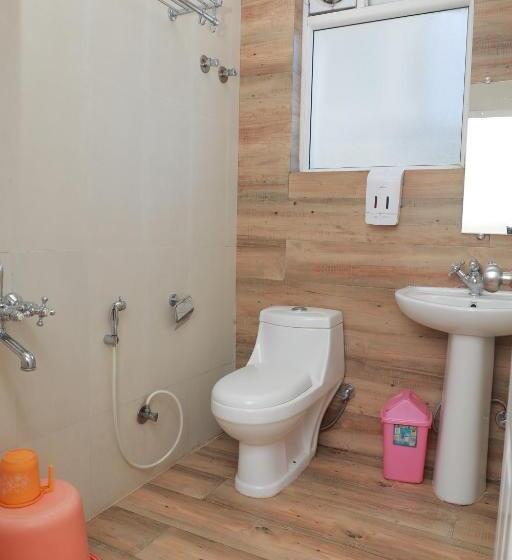 キングサイズベッドのスタンダードルーム, The Woodlands Residency  Unmarried And Stag Groups Not Allowed