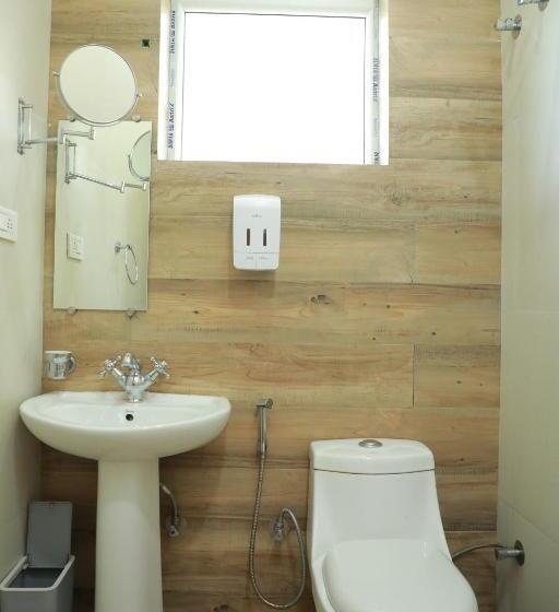 キングサイズベッドのスタンダードルーム, The Woodlands Residency  Unmarried And Stag Groups Not Allowed