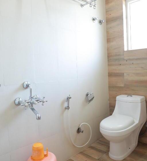 キングサイズベッドのスタンダードルーム, The Woodlands Residency  Unmarried And Stag Groups Not Allowed