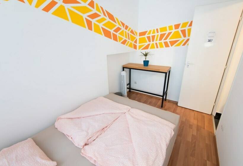 经济房, Avenue Hostel