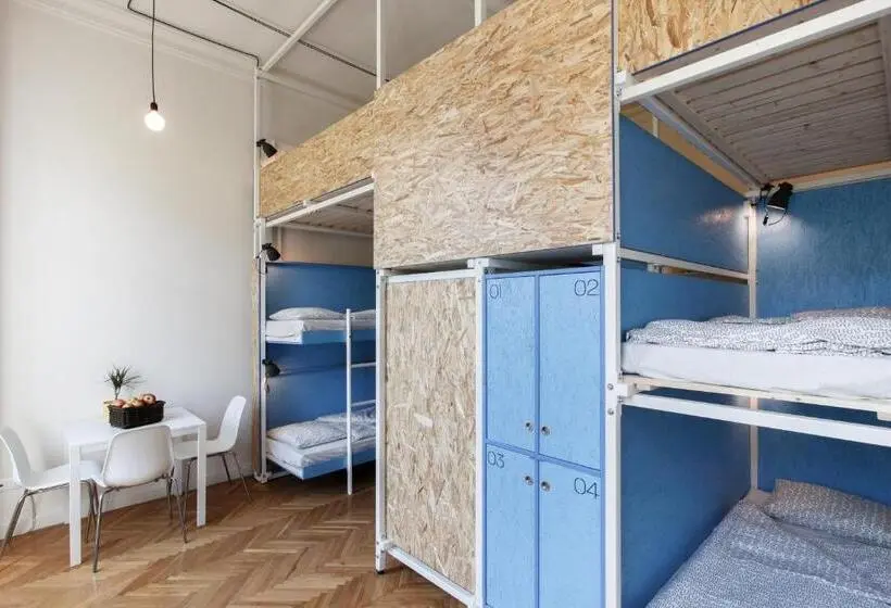 Standard-Studio mit Balkon, Avenue Hostel