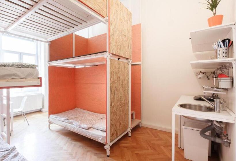 استودیوی استاندارد, Avenue Hostel