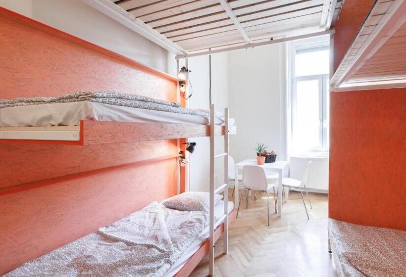 标准工作室, Avenue Hostel