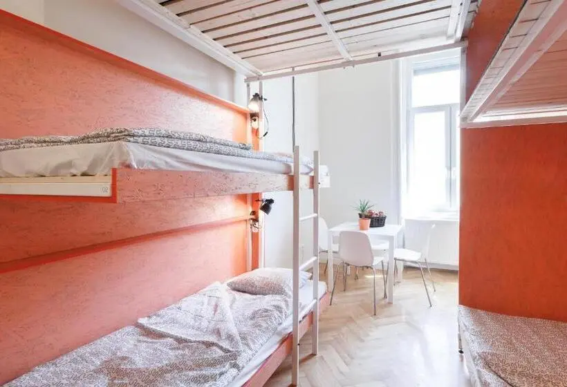 Standard Studio, Avenue Hostel