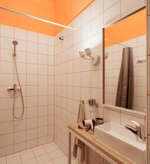 استودیوی استاندارد, Avenue Hostel