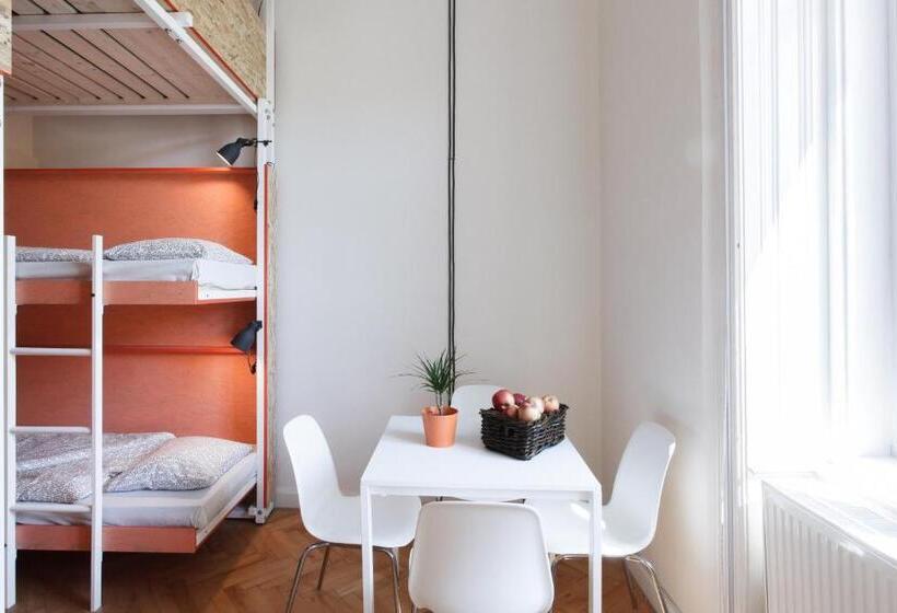 استودیوی استاندارد, Avenue Hostel