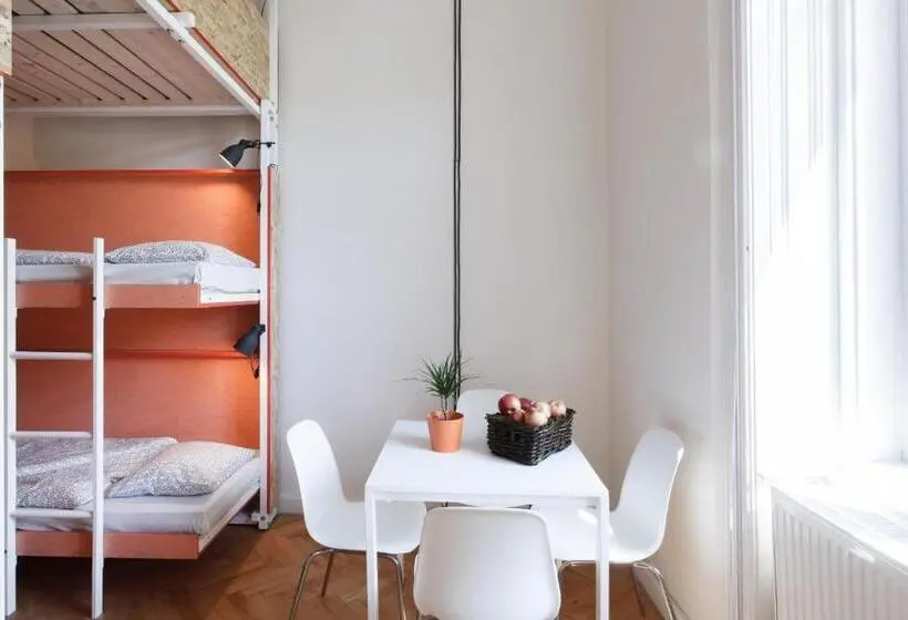 Standard Studio, Avenue Hostel